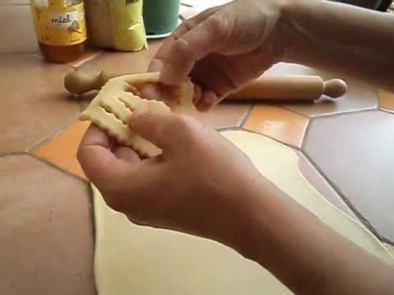 حلوى المقرقشات التقليدية الجزائرية لعيد الفطر حلوى المقرقشات التقليدية الجزائرية لعيد الفطر