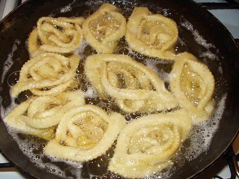 حلوى المقرقشات التقليدية الجزائرية لعيد الفطر حلوى المقرقشات التقليدية الجزائرية لعيد الفطر