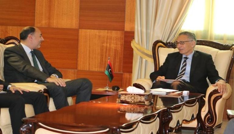 وزير الاقتصاد والتجارة الليبي مع السفير المصري
