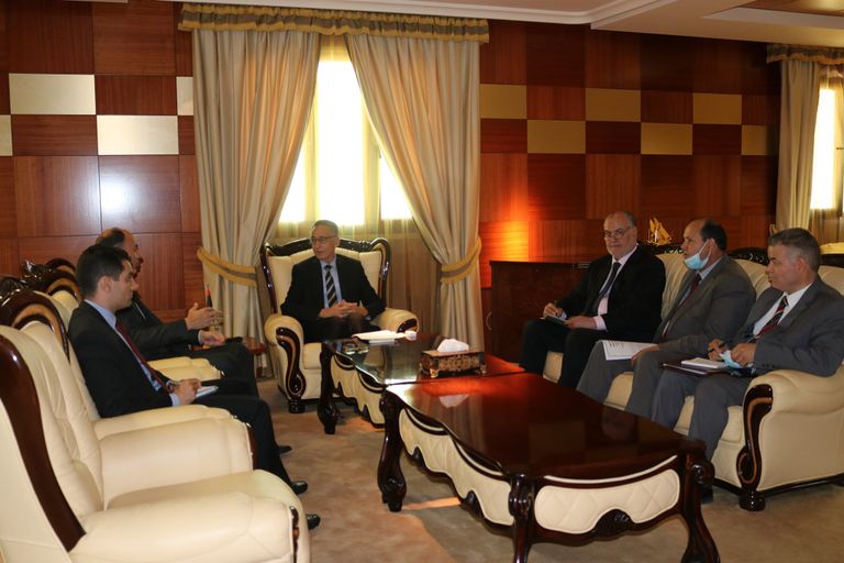 وزير الاقتصاد والتجارة الليبي مع السفير المصري