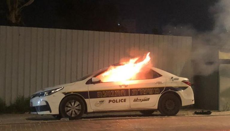 إضرام النيران في سيارة للشرطة الإسرائيلية بمدينة اللد