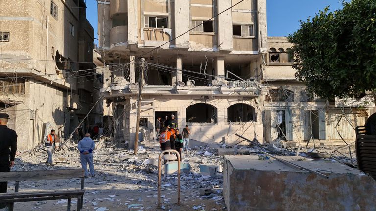 قصف غزة .. 83 قتيلا واستهداف بنك حماس