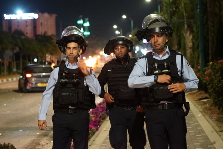 سيارة محترقة بعد مواجهات عنيفة في مدينة اللد