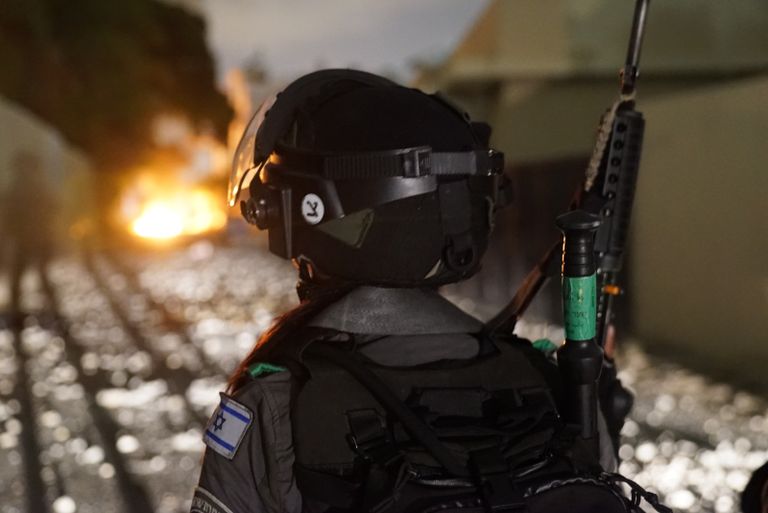 سيارة محترقة بعد مواجهات عنيفة في مدينة اللد