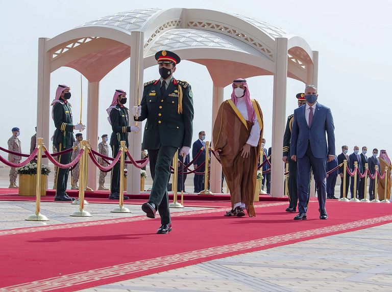 الكاظمي وولي العهد السعودي خلال زيارة إلى الرياض