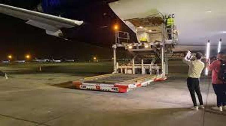 الدفعة الثانية من لقاح أسترازينيكا تصل مطار القاهرة