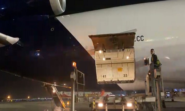 الدفعة الثانية من لقاح أسترازينيكا تصل مطار القاهرة