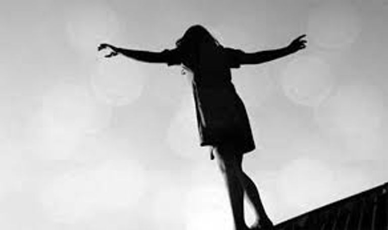 فتاة تلقي بنفسها - أرشيفية