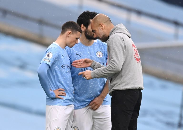 بيب جورديولا مع لاعبي مانشستر سيتي مانشستر سيتي