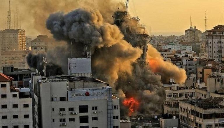 الدخان يتصاعد جراء القصف الإسرائيلي على غزة