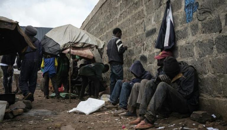 مدمنو هيروين في أحد الأحياء الفقيرة في نيروبي
