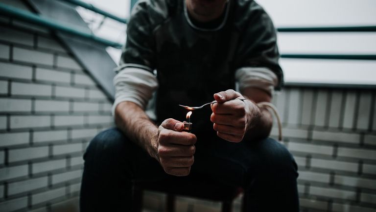 مدمنو هيروين في أحد الأحياء الفقيرة في نيروبي