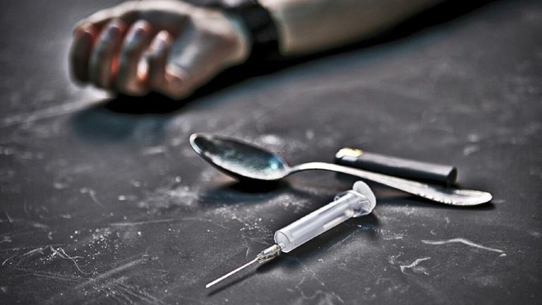 مدمنو هيروين في أحد الأحياء الفقيرة في نيروبي