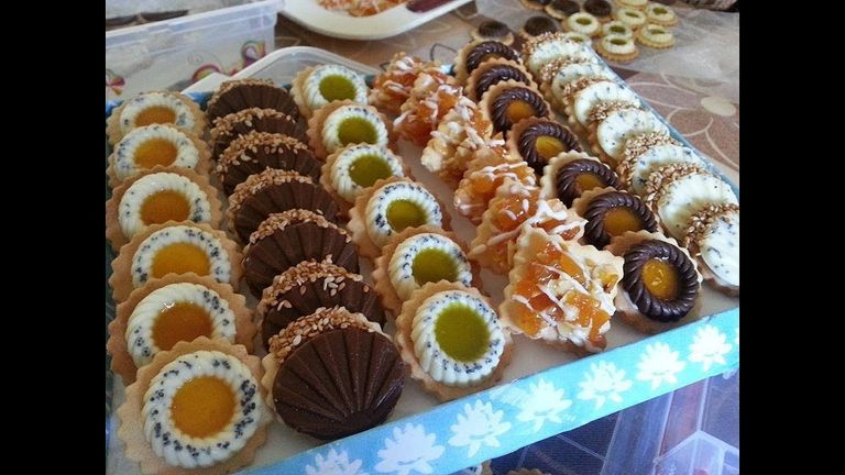 وجبة صحية تحوي أصنافا من الخضراوات المسلوقة واللحم المشوي