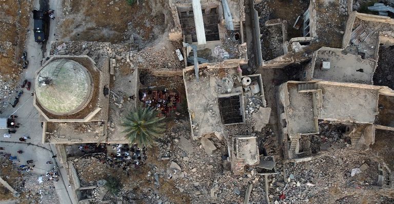 العراقيون يؤدون صلاة العيد في جامع المصفى أو الجامع الأموي