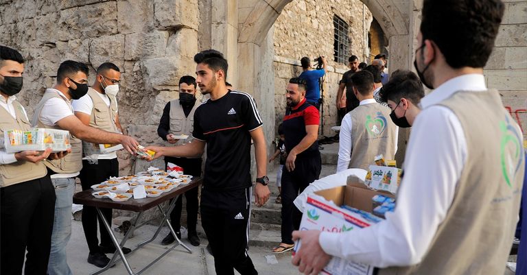 العراقيون يؤدون صلاة العيد في جامع المصفى أو الجامع الأموي