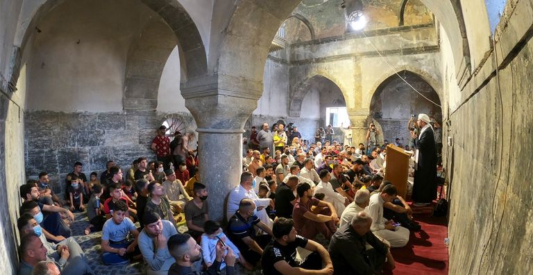 العراقيون يؤدون صلاة العيد في جامع المصفى أو الجامع الأموي