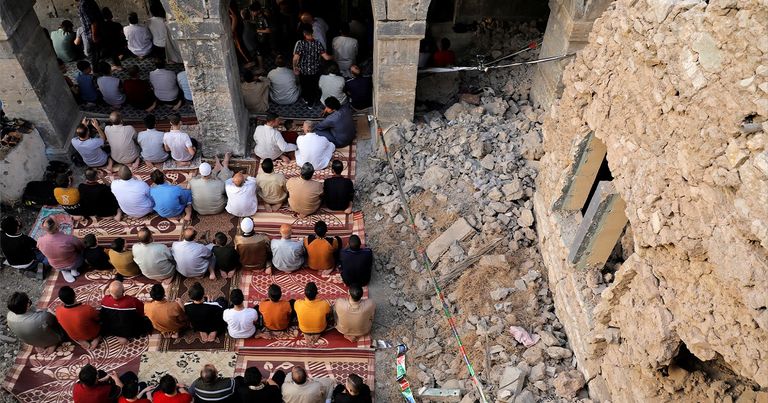 العراقيون يؤدون صلاة العيد في جامع المصفى أو الجامع الأموي