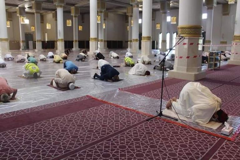 الصلاة في مساجد الجزائر بإجراءات التباعد الخاصة بكورونا - أرشيفية الصلاة في مساجد الجزائر بإجراءات التباعد الخاصة بكورونا - أرشيفية
