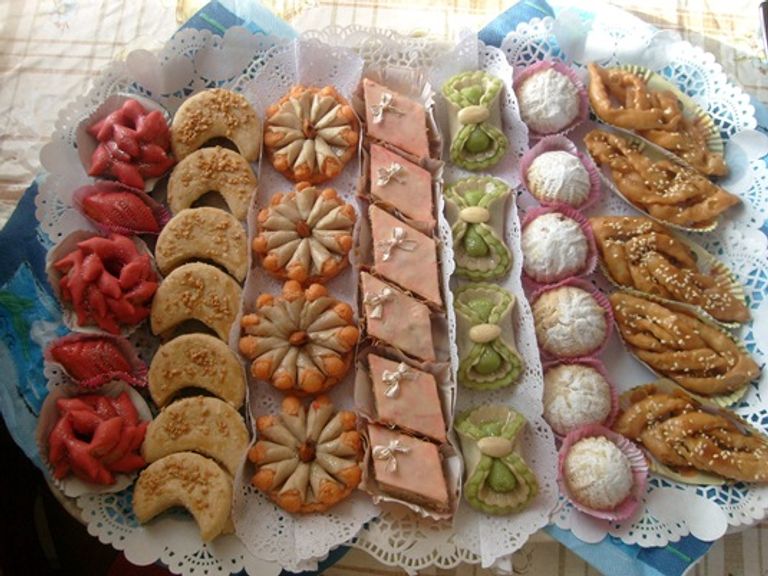 حلويات عيد الفطر في الجزائر الصلاة في مساجد الجزائر بإجراءات التباعد الخاصة بكورونا - أرشيفية