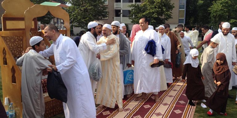 تغافر الجزائريين في العيد - أرشيفية الصلاة في مساجد الجزائر بإجراءات التباعد الخاصة بكورونا - أرشيفية