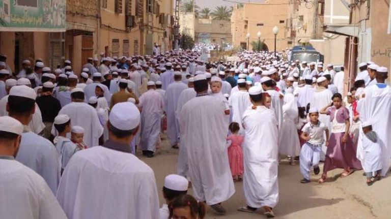 أجواء عيد الفطر بجنوب الجزائر - أرشيفية الصلاة في مساجد الجزائر بإجراءات التباعد الخاصة بكورونا - أرشيفية