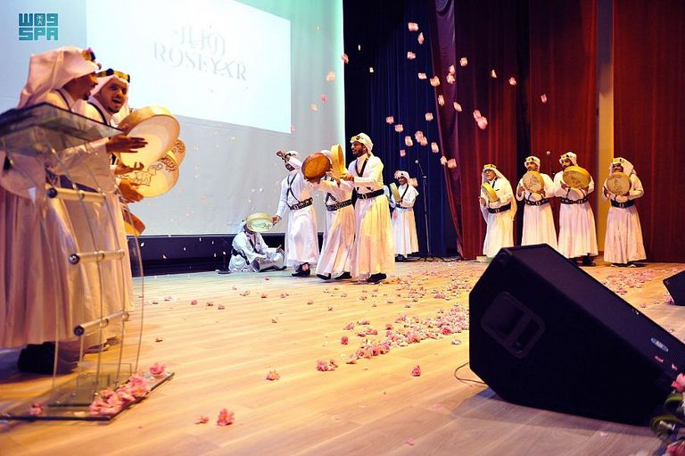 سعوديون يقدمون عرضا من فن المجرور الطائفي