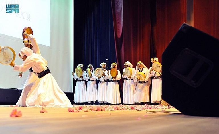 سعوديون يقدمون عرضا من فن المجرور الطائفي