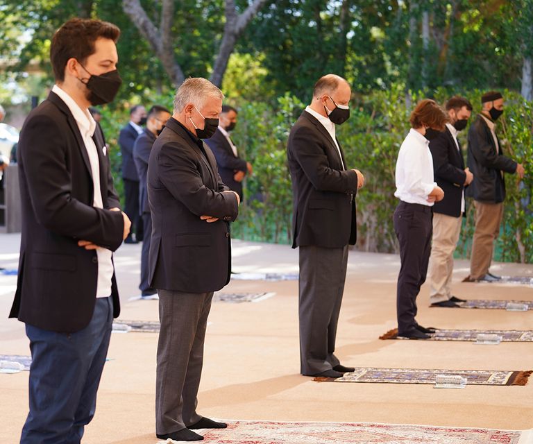 الملك سلمان بن عبدالعزيز آل سعود يؤدي صلاة العيد في نيوم