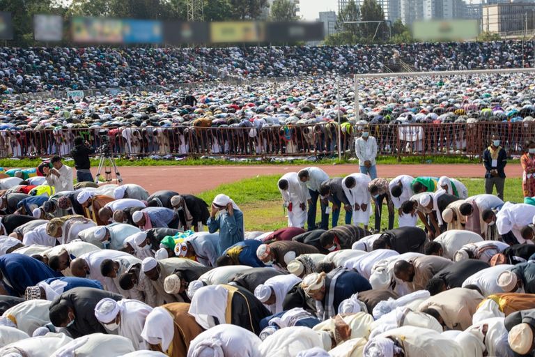 مسلمو إثيوبيا يحتفلون بعيد الفطر في استاد أديس أبابا