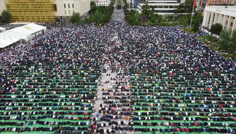 آلاف المسلمين يؤدون صلاة العيد في العاصمة الألبانية