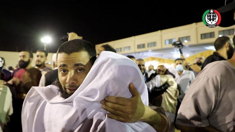 وزيرة العدل بحكومة الوحدة الوطنية حليمة إبراهيم تشرف على إطلاق السجناء