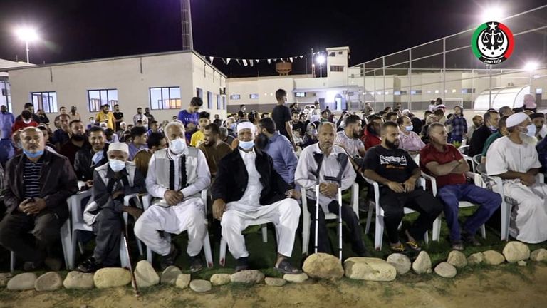 وزيرة العدل بحكومة الوحدة الوطنية حليمة إبراهيم تشرف على إطلاق السجناء