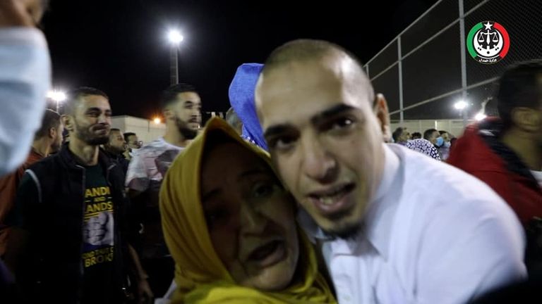 وزيرة العدل بحكومة الوحدة الوطنية حليمة إبراهيم تشرف على إطلاق السجناء