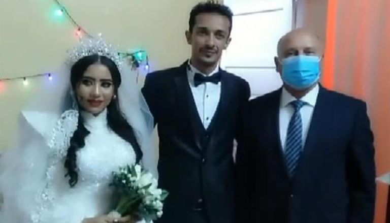 وزير النقل المصري مع العروسين