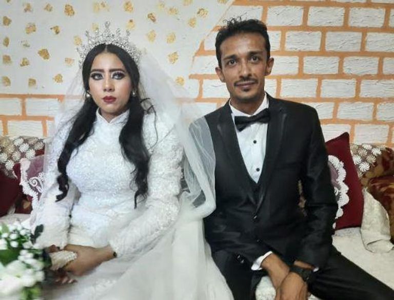 وزير النقل المصري مع العروسين