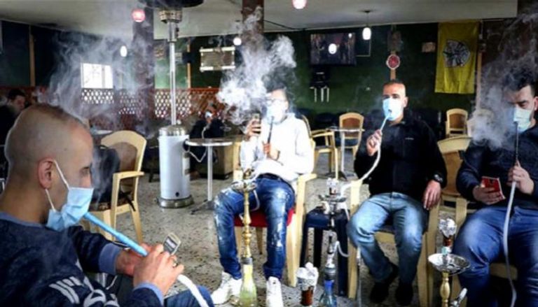 شباب يدخنون الشيشة