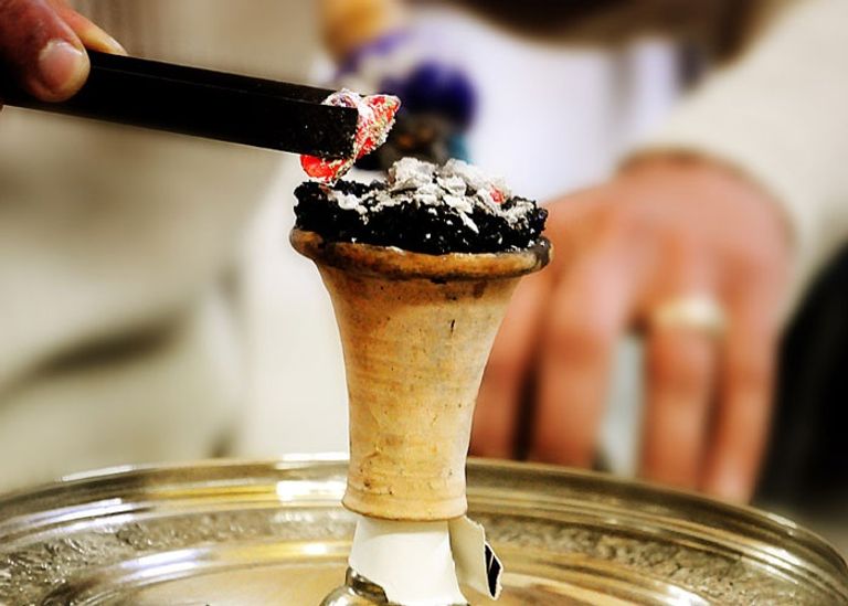 شباب يدخنون الشيشة