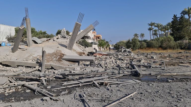 مواطن أمام بنايته المدمرة وسط قطاع غزة