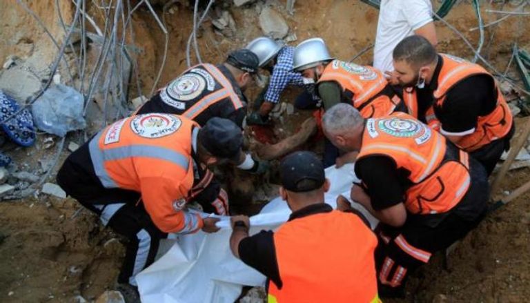 طواقم إسعاف فلسطينية تنتشل أحد الضحايا