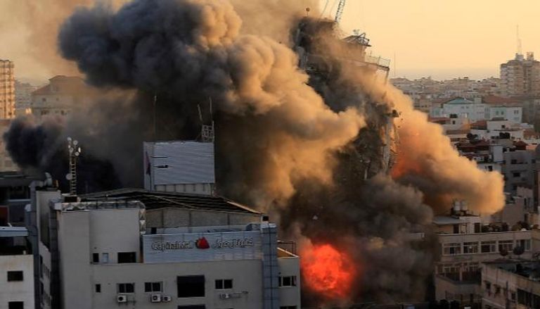 استهداف مبنى في غزة بغارة إسرائيلية - أ.ف.ب