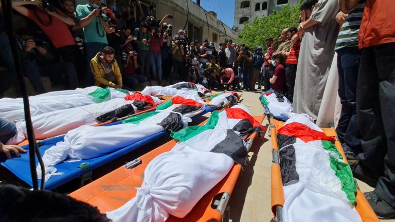 فلسطينيون يشيعون جثامين أفراد أسرتين قتلوا بغارة إسرائيلية