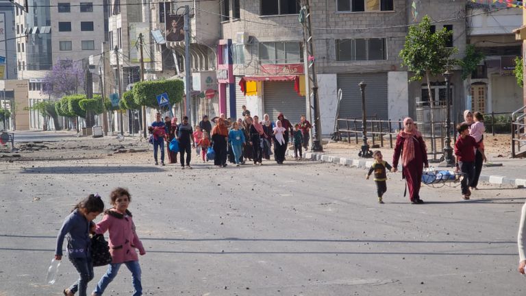 فلسطينيون يشيعون جثامين أفراد أسرتين قتلوا بغارة إسرائيلية