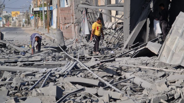 فلسطينيون يشيعون جثامين أفراد أسرتين قتلوا بغارة إسرائيلية