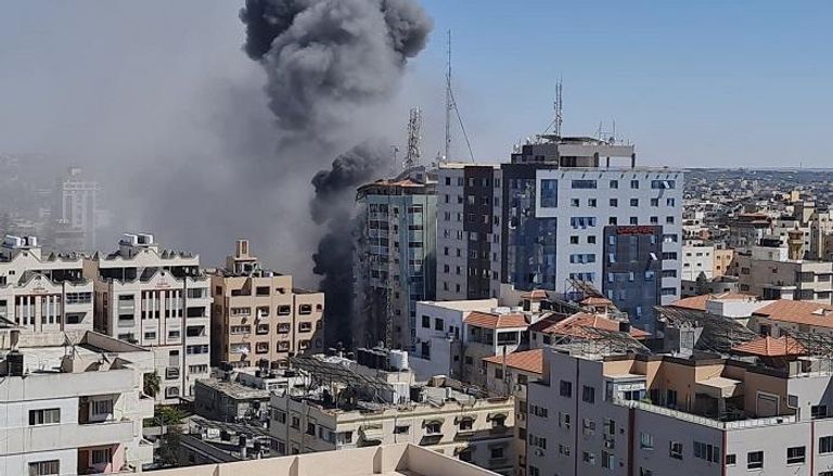 أعمدة الدخان تتصاعد من برج الجلاء بغزة