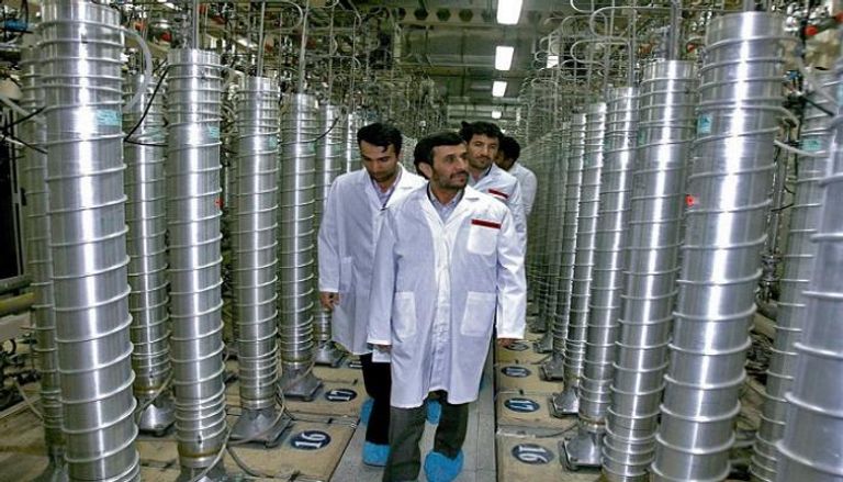 صورة أرشيفية للرئيس الإيراني السابق أحمدي نجاد خلال زيارة لموقع نطنز النووي