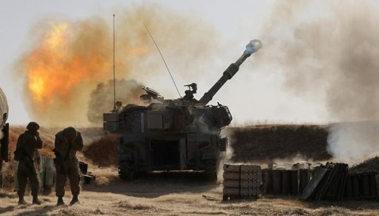 مدفع إسرائيلي يقصف أهدافا بغزة - أ.ف.ب