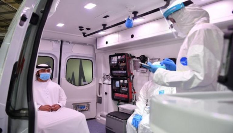 إجراء فحص كورونا داخل وحدة فحص متنقلة في الإمارات