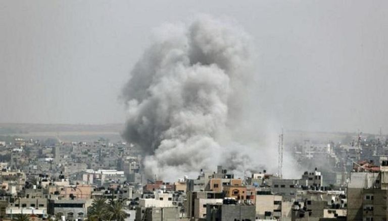 الدخان يتصاعد جراء قصف إسرائيلي سابق على غزة