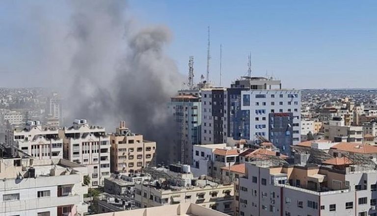 أعمدة الدخان تتصاعد من برج الجلاء بغزة
